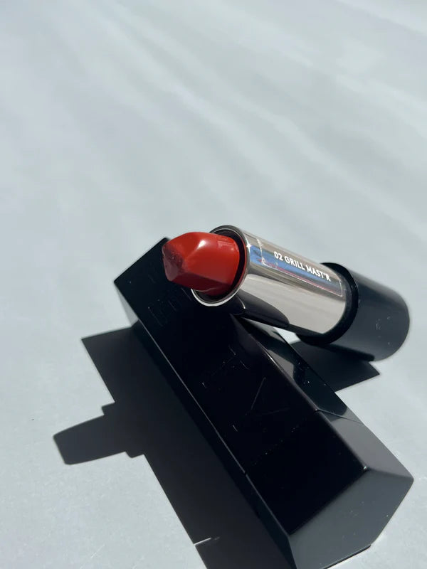 semi matte refillable lipstick +  icon funda recargable Fenty Beauty